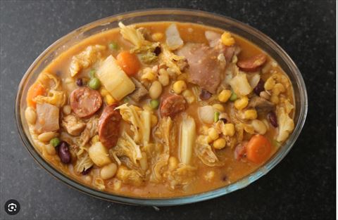 Cachupa tradicional cabo-verdiana servida à mesa