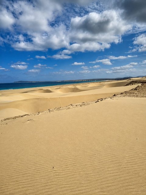 Dunas de Morro de Areia junto ao oceano na Ilha da Boa Vista